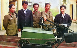 Đại tá-Tiến sĩ Nguyễn Xuân Kiều
(thứ 2 từ bên phải)
và mẫu Robotcar chế thử.