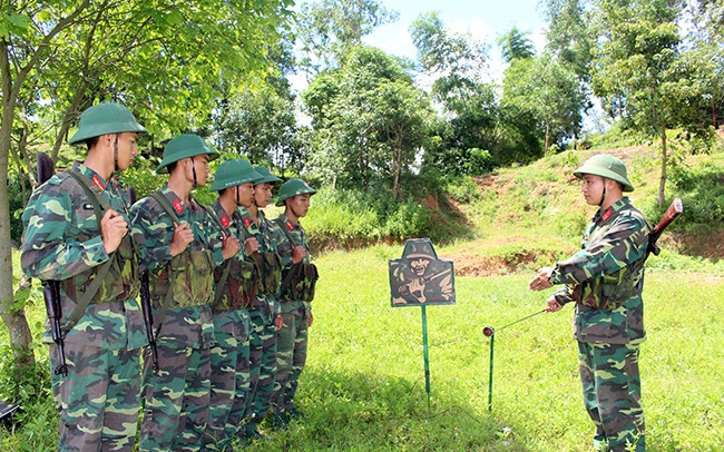 Đại úy Nguyễn Hồng Sơn, Trung đoàn 82 giới thiệu sáng kiến “Thiết bị báo bia bằng đèn Led” cho chiến sĩ.