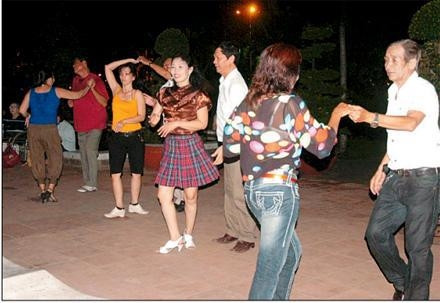 Một lớp học khiêu vũ tại công viên.