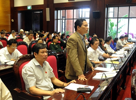Đại biểu QH tỉnh Thanh Hóa phát biểu ý kiến thảo luận tại hội trường. 