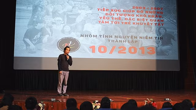 Phó trưởng nhóm Hoàng Hoa Trung giới thiệu các dự án nhóm từng thực hiện.