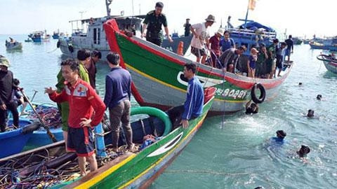 Người dân đang khai thác cổ vật nơi con tàu bị đắm