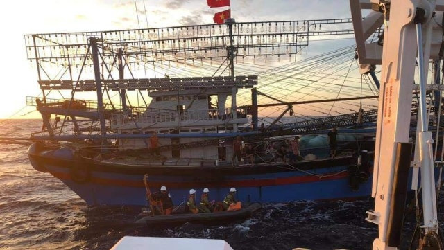 Thời tiết xấu, phương tiện và thợ lặn rời hiện trường về bờ 