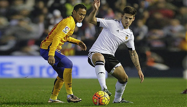 Santi Mina (áo trắng) lừa bóng qua Neymar trong trận đấu giữa Valencia và Barcelona. (ảnh: Reuters)