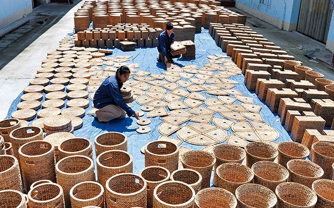 Sản xuất hàng thủ công mỹ nghệ xuất khẩu tại Hợp tác xã Quang Minh, thành phố Mỹ Tho (Tiền Giang). Ảnh: LẬP ĐỨC
