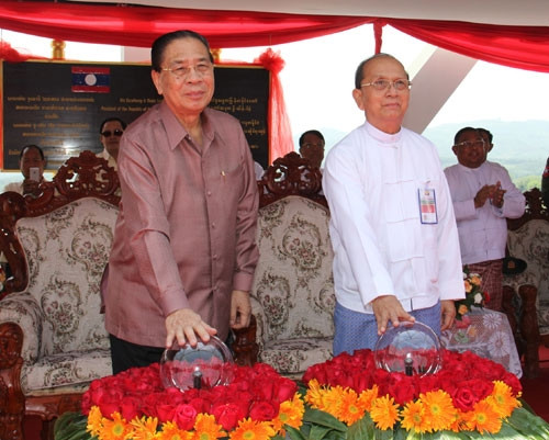 Chủ tịch Chum-ma-ly Xay-nha-xỏn (bên trái ảnh) và Tổng thống Thênh Xênh bấm nút đưa cầu Hữu nghị Lào – Myanmar vào hoạt động.