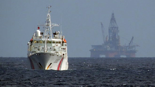 Tàu Trung Quốc bảo vệ giàn khoan Hải Dương-981 hạ đặt trái phép trong vùng đặc quyền kinh tế và thềm lục địa của Việt Nam. (Ảnh: TTXVN)