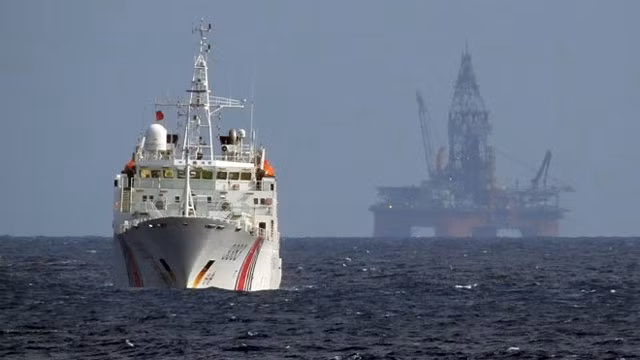 Tàu Trung Quốc bảo vệ giàn khoan Hải Dương-981 hạ đặt trái phép trong vùng đặc quyền kinh tế và thềm lục địa của Việt Nam. (Ảnh: TTXVN)