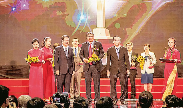 Ông Arghya Mandal - Tổng Giám đốc Công ty Cổ phần Sữa TH đại diện doanh nghiệp vinh dự đón nhận giải Vàng Giải thưởng Chất lượng Quốc gia 2016.