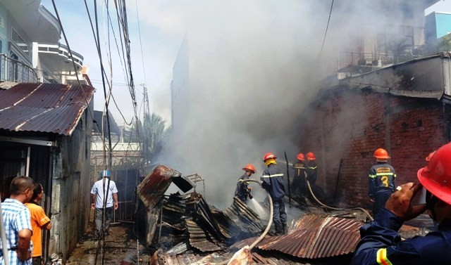 Sau hơn một giờ đồng hồ, ngọn lửa mới được dập tắt nhưng hai căn nhà đã bị thiêu rụi hoàn toàn.