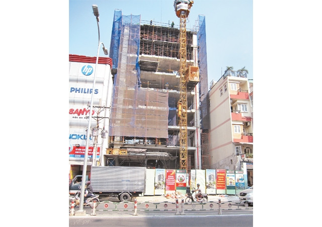 Công trình nhà số 214 đường Phan Đăng Lưu, phường 3, quận Phú Nhuận vẫn đang được chủ đầu tư thi công hoàn thiện.