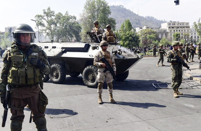 Binh sĩ Chile triển khai trên đường phố thủ đô Santiago. Ảnh | BLOOMBERG