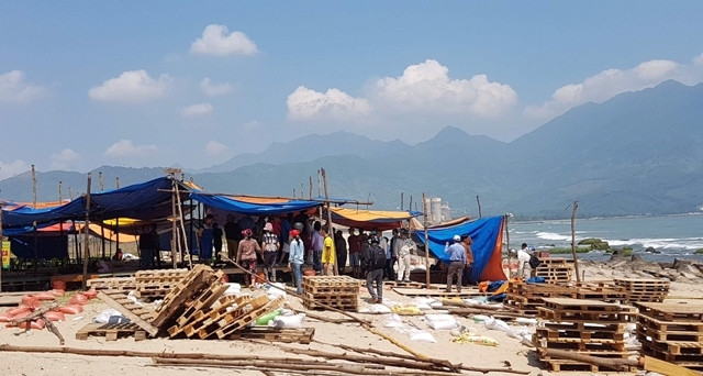 Lực lượng chức năng cưỡng chế, tháo dỡ toàn bộ lều, quán "tự phát" tại khu vực ghềnh đá Nam Ô.