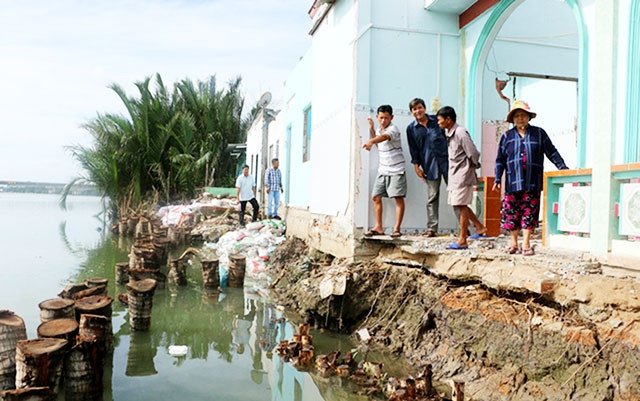 Sạt lở bờ sông Vàm Cỏ Tây tại xã Lợi Bình Nhơn, TP Tân An (Long An). Ảnh: THANH LONG