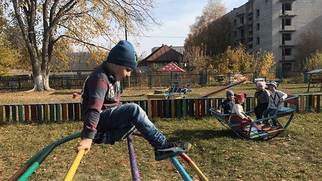 Trẻ em sống tại thị trấn Narodichi gần khu vực CEZ. Ảnh: BBC