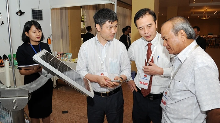 Cán bộ Viện Khoa học thủy lợi Việt Nam giới thiệu công nghệ viễn thám đo mưa tại các hồ chứa thủy lợi. Ảnh: ĐỨC ANH