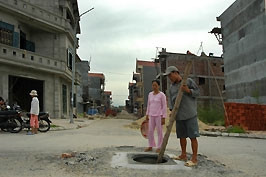 Nhiều vụ tai nạn xảy ra do thiếu nắp hố ga
tại khu tái định cư X2B Yên Sở (Hà Nội).