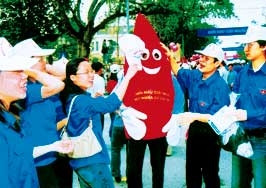 Tuổi trẻ Hà Nội tuyên truyền vận động
tham gia hiến máu nhân đạo.
