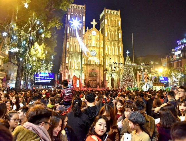 Không khí rộn ràng mừng Lễ Giáng sinh tại Nhà thờ Lớn Hà Nội. Ảnh: NGUYỄN ĐĂNG