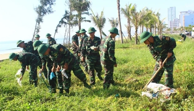 Lực lượng vũ trang dọn dẹp bãi biển sau lễ phát động.