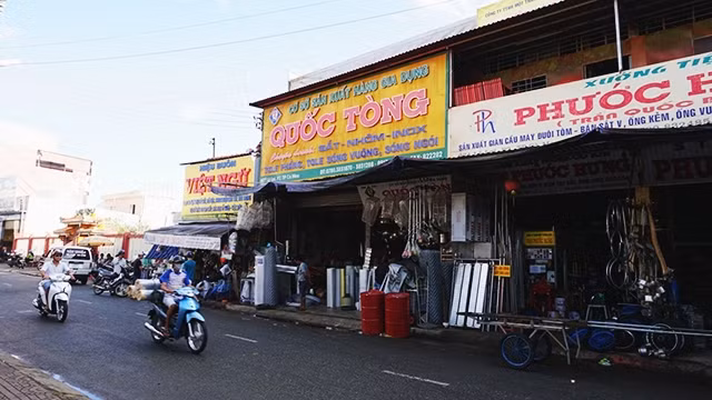 Tiệm Quốc Tòng gốc vẫn nằm bên bến sông Cà Mau dù Quốc Tòng đã trở thành doanh nghiệp tư nhân bề thế ở phường 6.