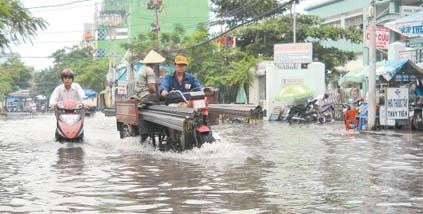 Triều cường gây ngập tại khu vực Chợ Lớn, quận 6.