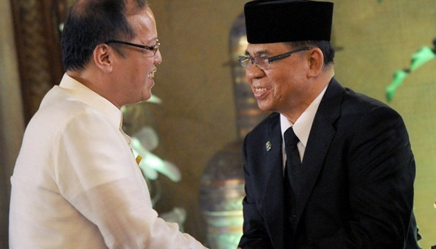 Tổng thống Philippines Benigno Aquino (trái) và thủ lĩnh MILF Murad Ebrahim trong cuộc đối thoại hồi tháng 1-2014 (ảnh: AFP) 