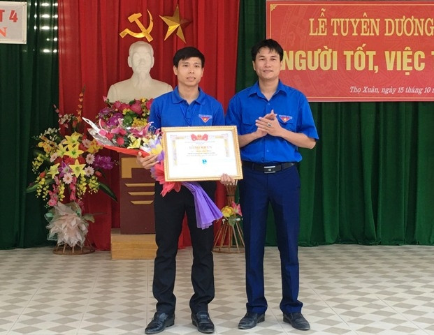 Thầy giáo Phạm Văn Thiện (bên trái) nhận Bằng khen của BCH Tỉnh đoàn Thanh Hóa.