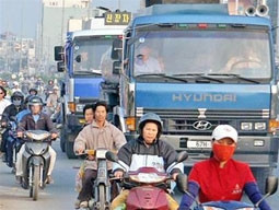 Xe tải gắn còi đôi cường độ 250 dB
chạy trên đường Võ Thị Sáu,
TP Hồ Chí Minh.