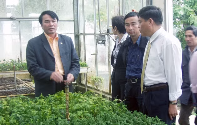 TS Phạm S. đi thực tế tại nhà vườn.