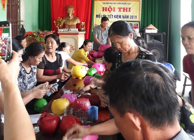 Hội Phụ nữ xã Nghi Thạch thu gom phế liệu và mổ lợn tiết kiệm mua thẻ BHYT giúp hội viên khó khăn hay đau ốm.