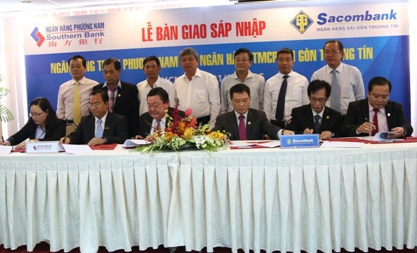 Đại diện Sacombank và Southern Bank ký kết biên bản bàn giao, sáp nhập.