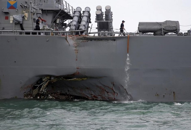 Con tàu khu trục USS John S McCain bị hư hại nặng sau vụ va chạm. (Ảnh: Reuters)