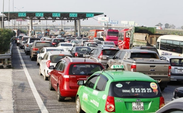 Các phương tiện lưu thông qua trạm Đại Xuyên.