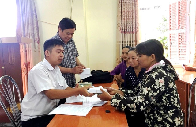 Chi trả tiền hỗ trợ dịch tả lợn châu Phi cho người chăn nuôi ở huyện Bảo Thắng (Lào Cai).