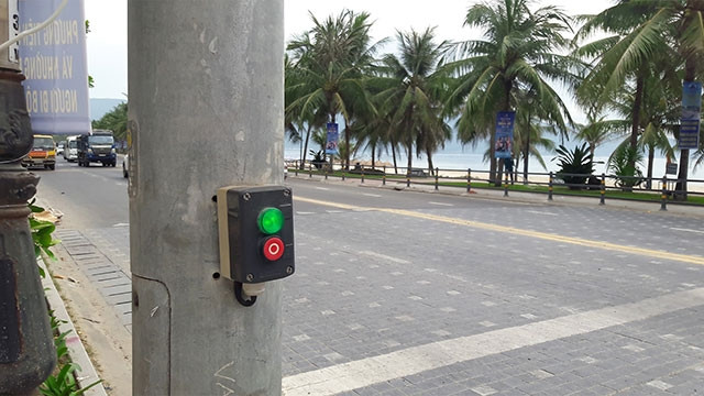 Khi có nhu cầu qua đường, người đi bộ nhấn nút trên bảng điều khiển. Ảnh: VĂN LUẬN