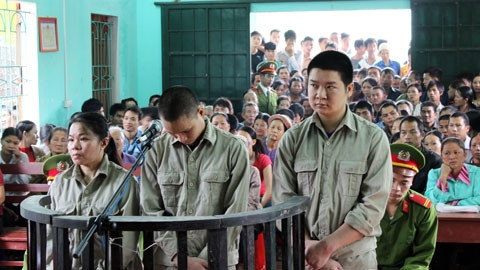 Các bị cáo đưa ra xét xử tại phiên tòa lưu động tại xã Hòa Thắng, Hữu Lũng, Lạng Sơn.