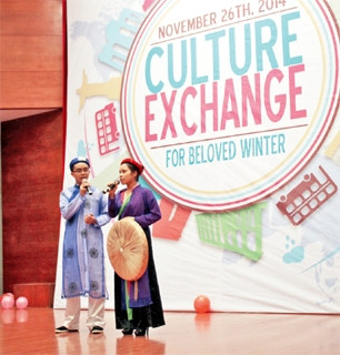 Các tình nguyện viên Việt Nam biểu diễn dân ca quan họ Bắc Ninh trong buổi Giao lưu văn hóa.