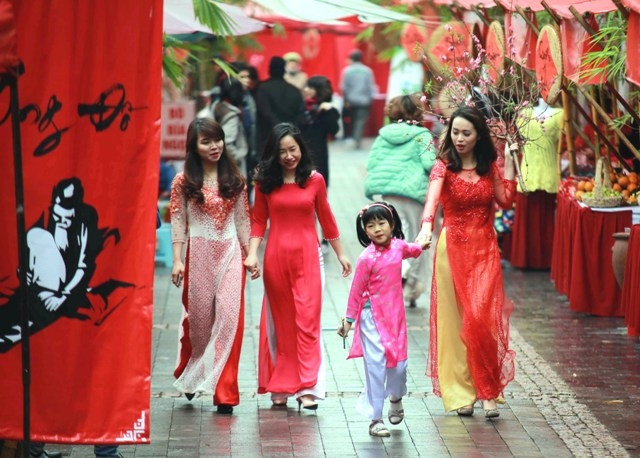 Các chị em duyên dáng với tà áo dài. (Ảnh: Duy Linh)