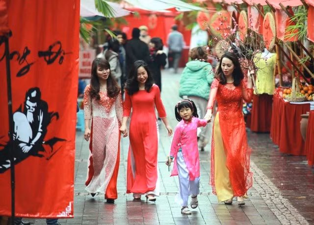 Các chị em duyên dáng với tà áo dài. (Ảnh: Duy Linh)