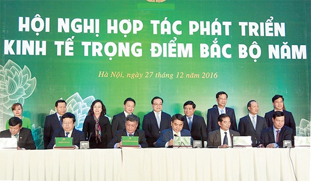 Lãnh đạo bảy tỉnh, thành phố trong vùng ký kết Kế hoạch điều phối vùng kinh tế trọng điểm Bắc Bộ 2017-2020 và Biên bản hợp tác phát triển kinh tế giữa các tỉnh, thành phố. Ảnh: DUY LINH