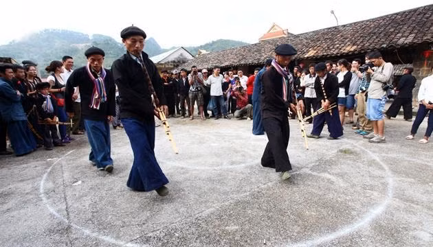 Biểu diễn khèn Mông bên chợ cổ Đồng Văn