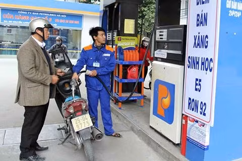 Từ 1-1-2018, xăng E5 có giá bán 18.240 đồng/lít