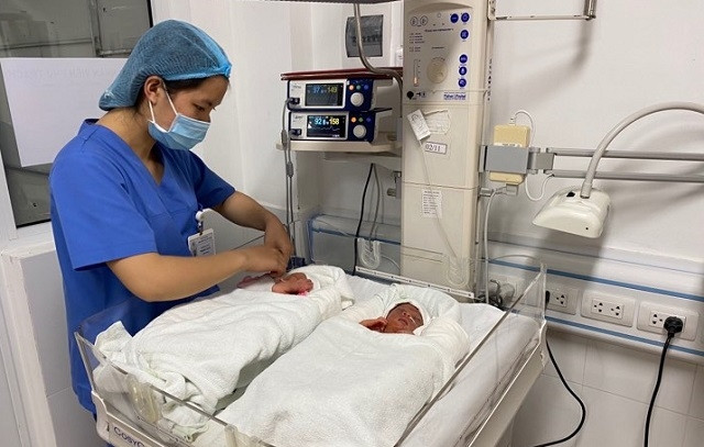 Hai bé gái chào đời khỏe mạnh đang được chăm sóc tại khoa Sơ Sinh, BV Phụ sản Hà Nội.