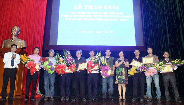 Các tác giả nhận giải tại buổi lễ.