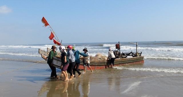 Ở vùng ven biển, khi sản xuất nông nghiệp khó khăn, những phụ nữ nghèo vẫn từng ngày gồng mình để mưu sinh. Ảnh: TRẦN VĂN LỢI 