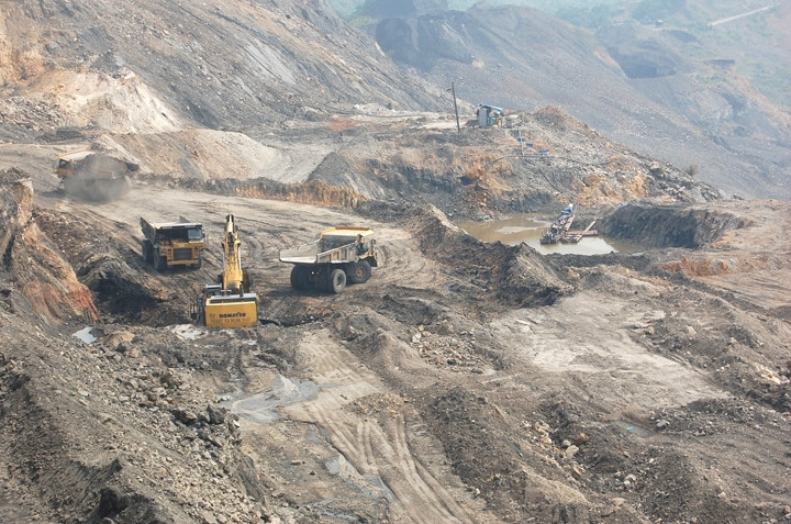 Hoạt động bốc xúc đất đá, khai thác than lộ thiên ở tỉnh Quảng Ninh.