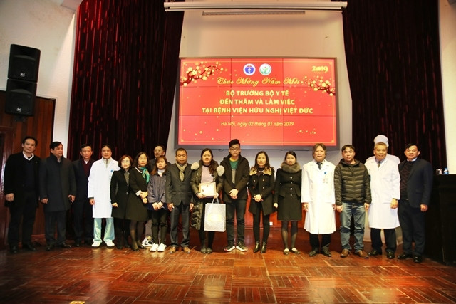 Bộ trưởng Nguyễn Thị Kim Tiến truy tặng Kỷ niệm chương vì Sức khỏe nhân dân cho đại diện gia đình anh Dương Hồng Quý.