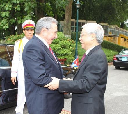 Tổng Bí thư Nguyễn Phú Trọng đón và hội đàm với đồng chí Ra-un Ca-xtơ-rô Ru-xơ.