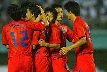 Các cầu thủ Hàn Quốc chật vật
vào tứ kết.